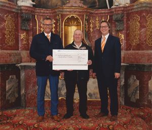 von rechts nach links; Vorstand: Andreas Fischer ,Kirchenpfleger: Josef Bertele, Marktbereichsleiter: Martin J. Köpfle