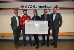 (von links): Marktbereichsleiter Martin Köpfle (Raiffeisenbank Kirchweihtal), Ressortleiter Junioren SVO Michael Weber, Vorstand SVO Öffentlichkeitsarbeit Daniela Sieder, 1. Bürgermeister Helmut Bucher und Vorstandsvorsitzender der Raiffeisenbank Kirchweihtal Günter Dreher.
