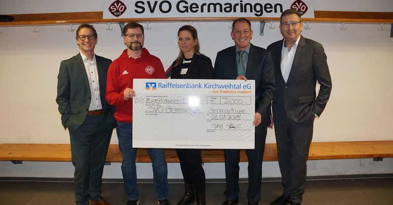 (von links): Marktbereichsleiter Martin Köpfle (Raiffeisenbank Kirchweihtal), Ressortleiter Junioren SVO Michael Weber, Vorstand SVO Öffentlichkeitsarbeit Daniela Sieder, 1. Bürgermeister Helmut Bucher und Vorstandsvorsitzender der Raiffeisenbank Kirchweihtal Günter Dreher.